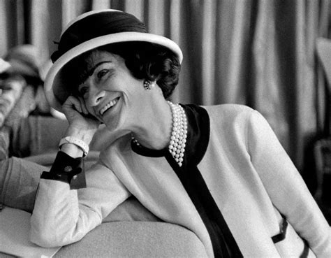 giacchino chanel bianco e nero|La storia della giacca di Gabrielle Chanel.